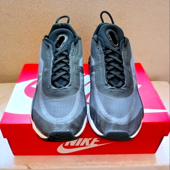 Nike - Picture 4 of 4